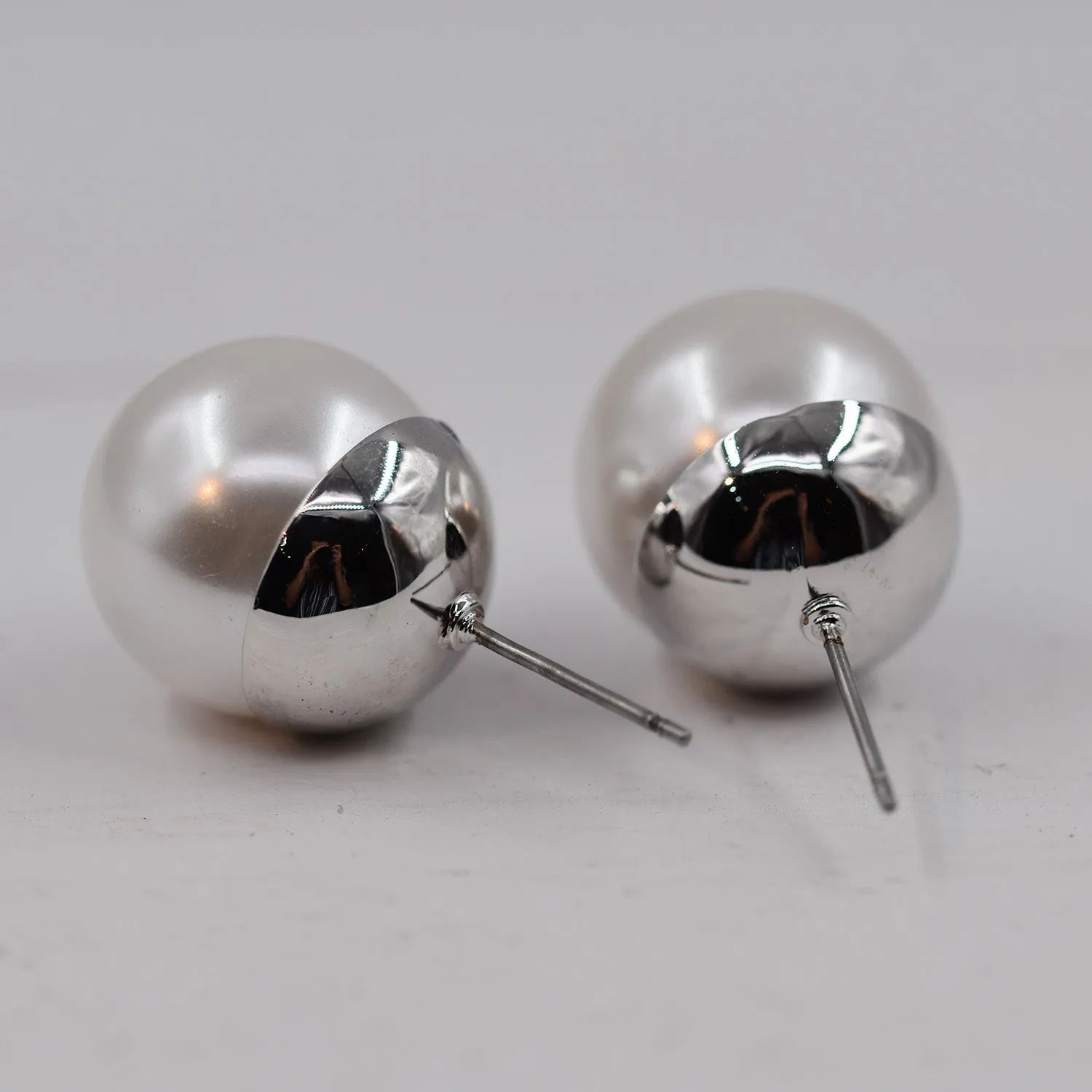 Large pearl earring in rhodium setting