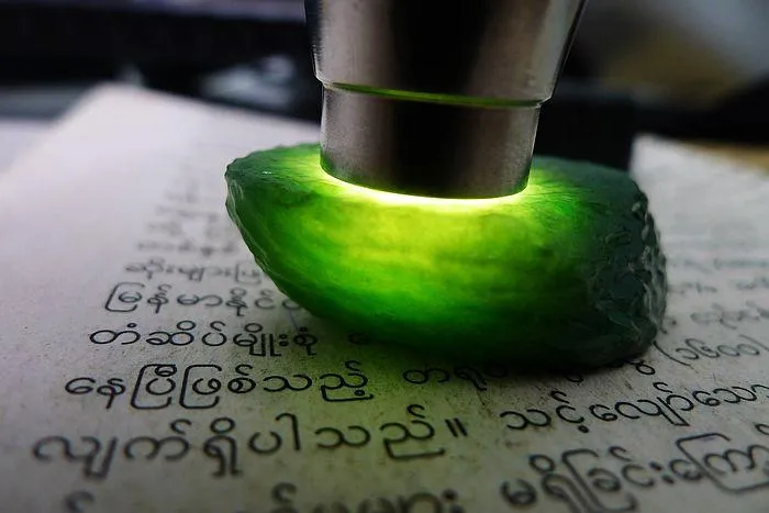 Natural Jade Rough Jadeite Raw (24g,3.8X3.8X1.2cm)