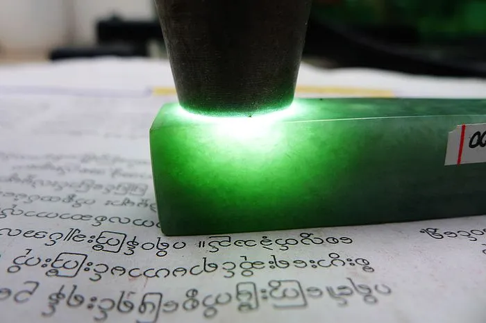 Natural Jade Rough Jadeite Raw (61g,8.2X1.55X1.5cm)