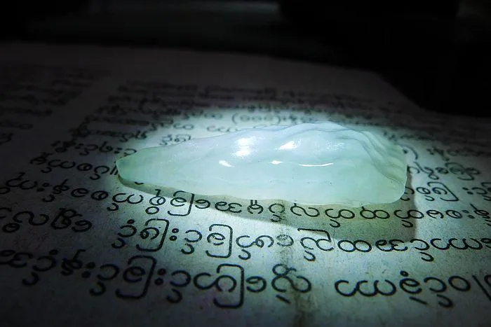 Natural Jade Rough Jadeite Raw (6.4g,3.8X1.5X0.8cm)